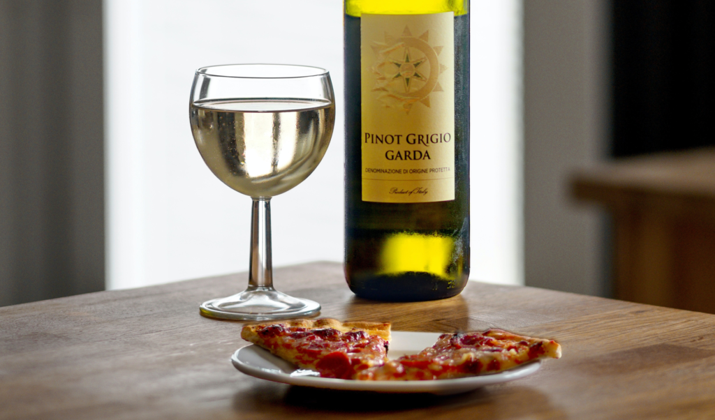 Pinot grogio viini, lasi sekä pizza