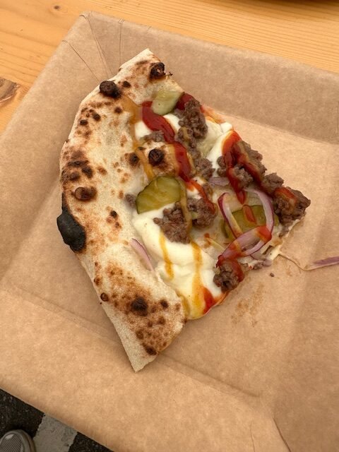 Pizzapala Vääksyn pizzafestareilla lautasella. Täytteinä: chilicheddar, naudan jauheliha, Fior di latte mozzarella, punasipuli, suolakurkku, sinappi & ketsuppi.