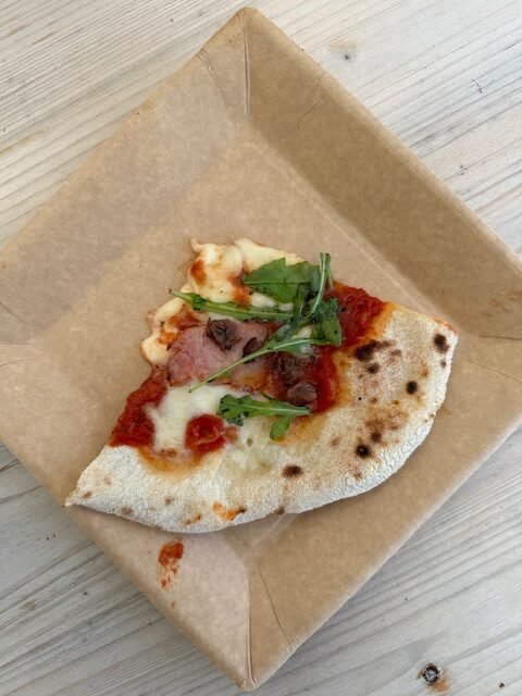 Lihaista Meat Mayhem -pizza lautasella, jonka täytteet ovat: tomaattikastike, Fior di latte mozzarella, ylikypsä härän brisket, possun savukylki & rucola. Vääksyn pizzafestarien tarjontaa.