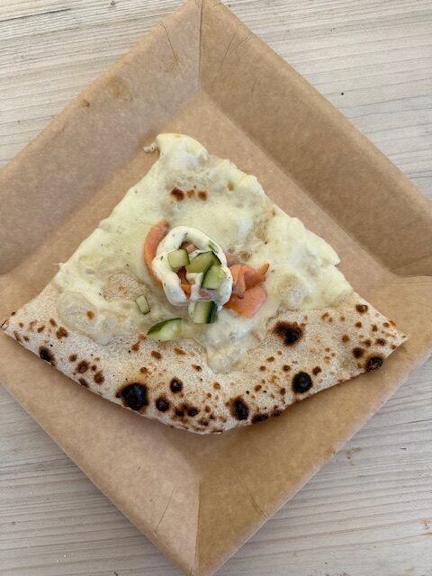 Pizzapala lautasella Vääksyn pizzafestareilla, jonka täytteet ovat seuraavat: Bechamel-kastike, Fior di latte mozzarella, kylmäsavulohi, mummonkurkku & lime-tillimajo.