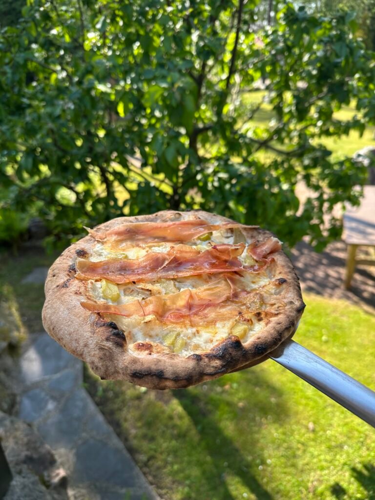 juhannuspizza raparperista, serranosta ja vuohenjuustosta