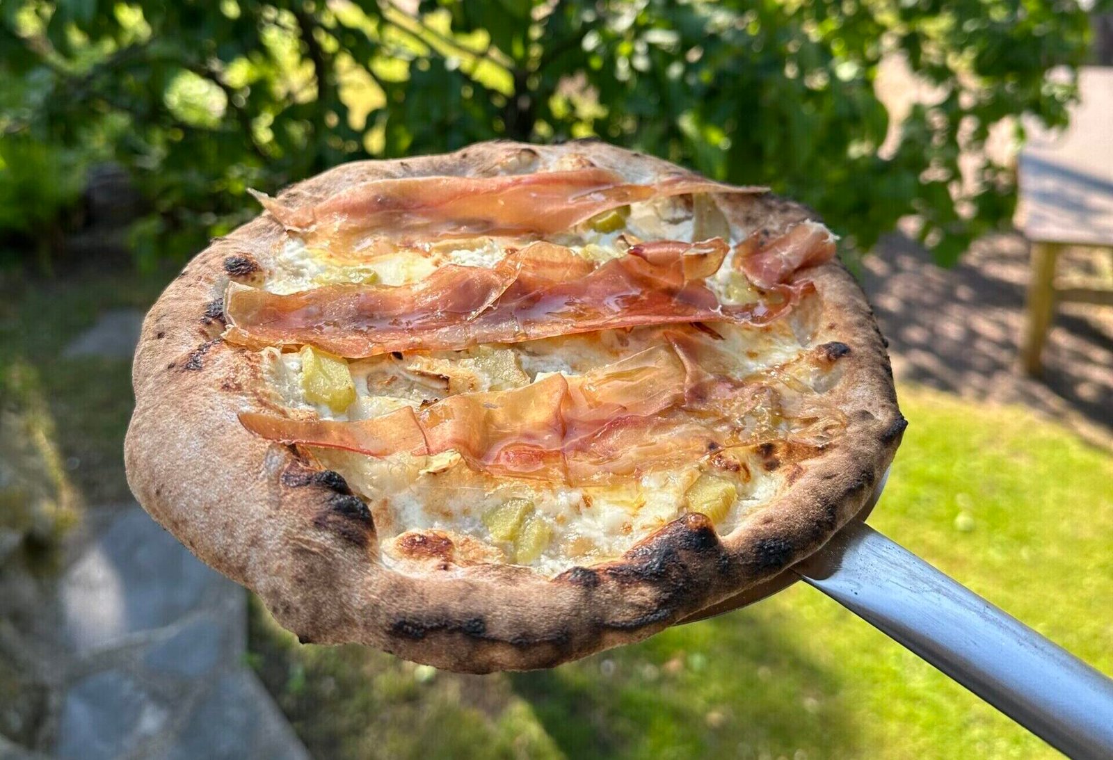 Herkullinen juhannuspizza raparperista, serranosta sekä vuohenjuustosta.