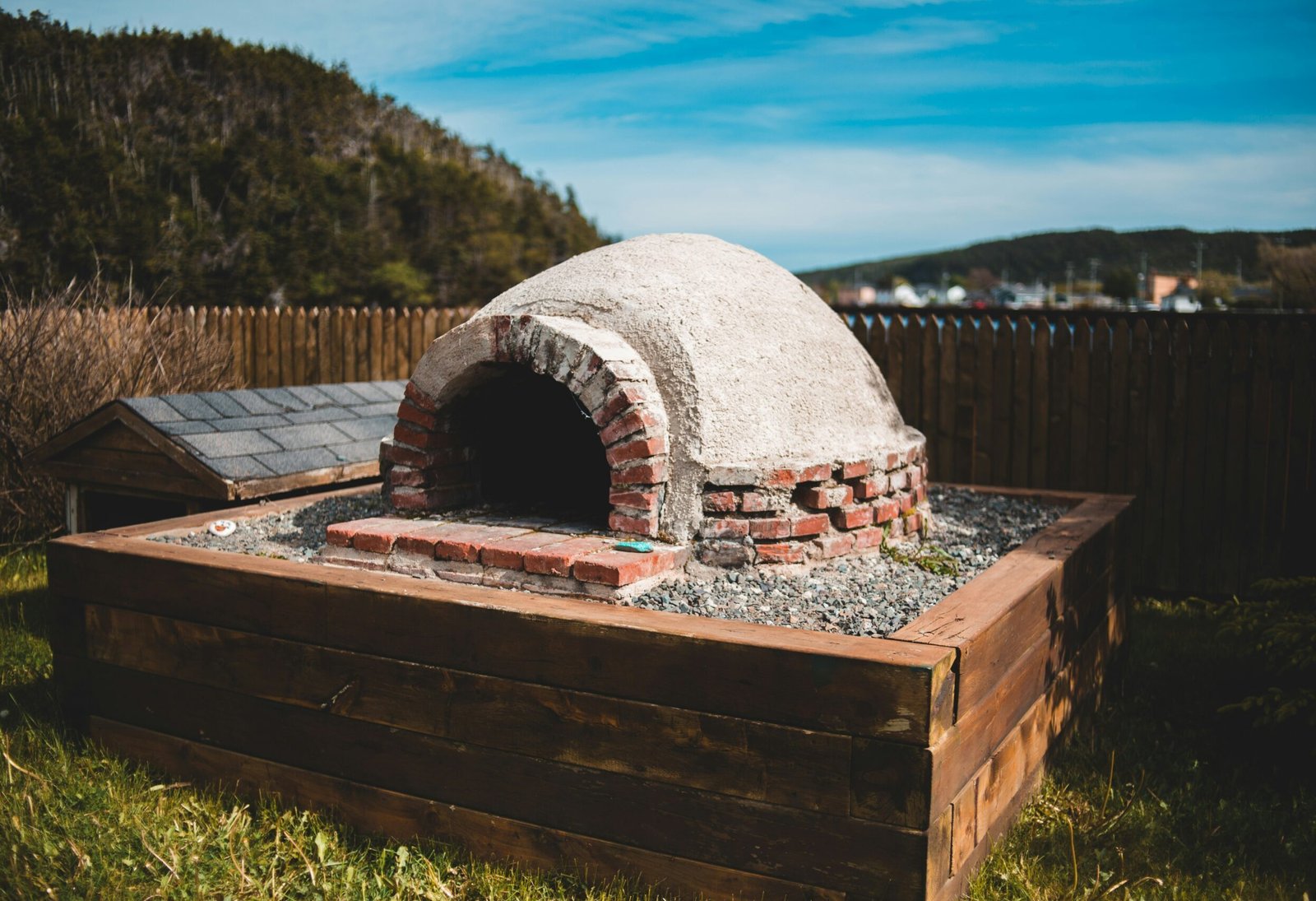 Itse tehty muurattu pizzauuni.